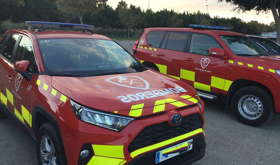 Imagen del artículo Bomberos de cuatro parques trabajan en la extinción de un incendio en tres naves en Mijas